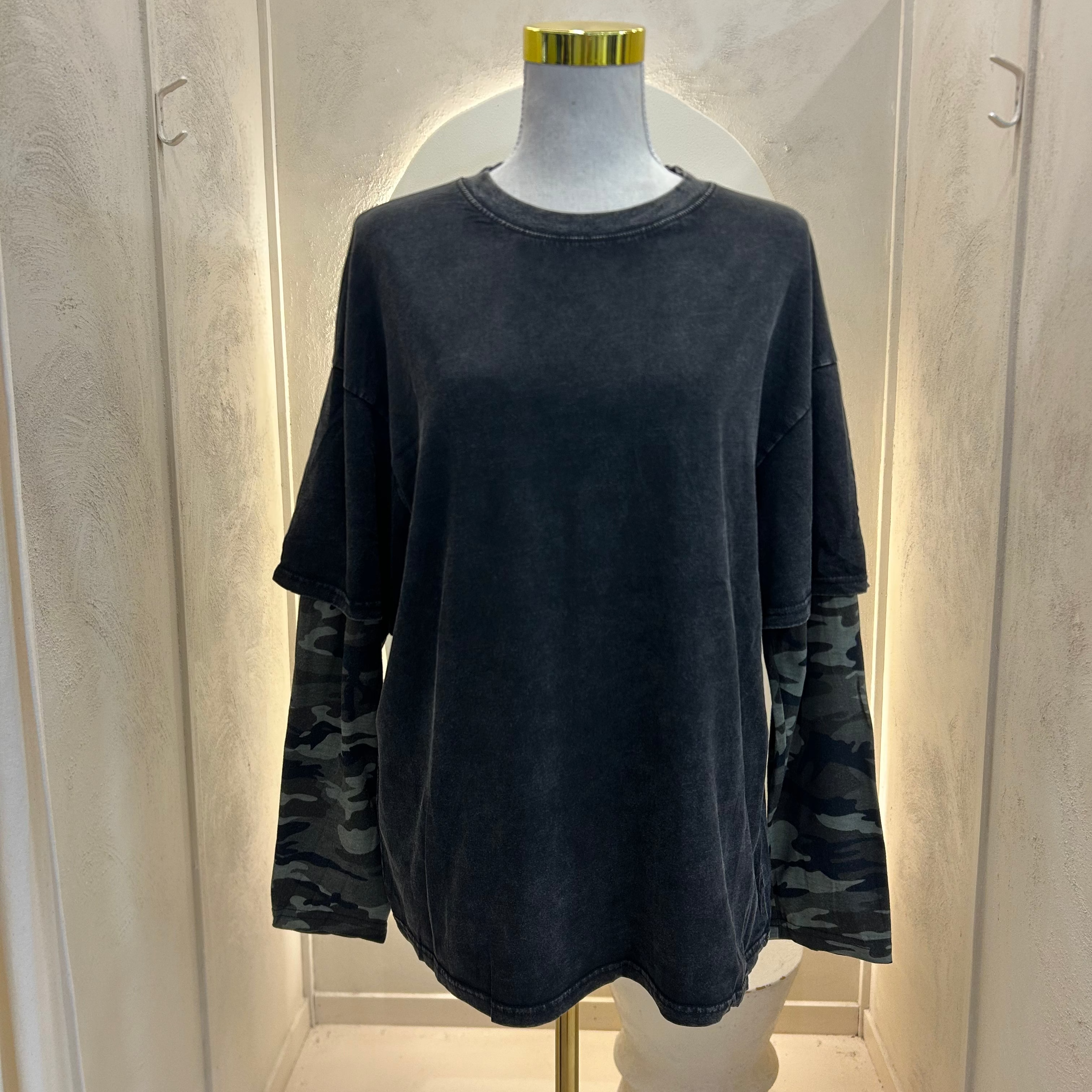 black/layered camo tee - by Frankie