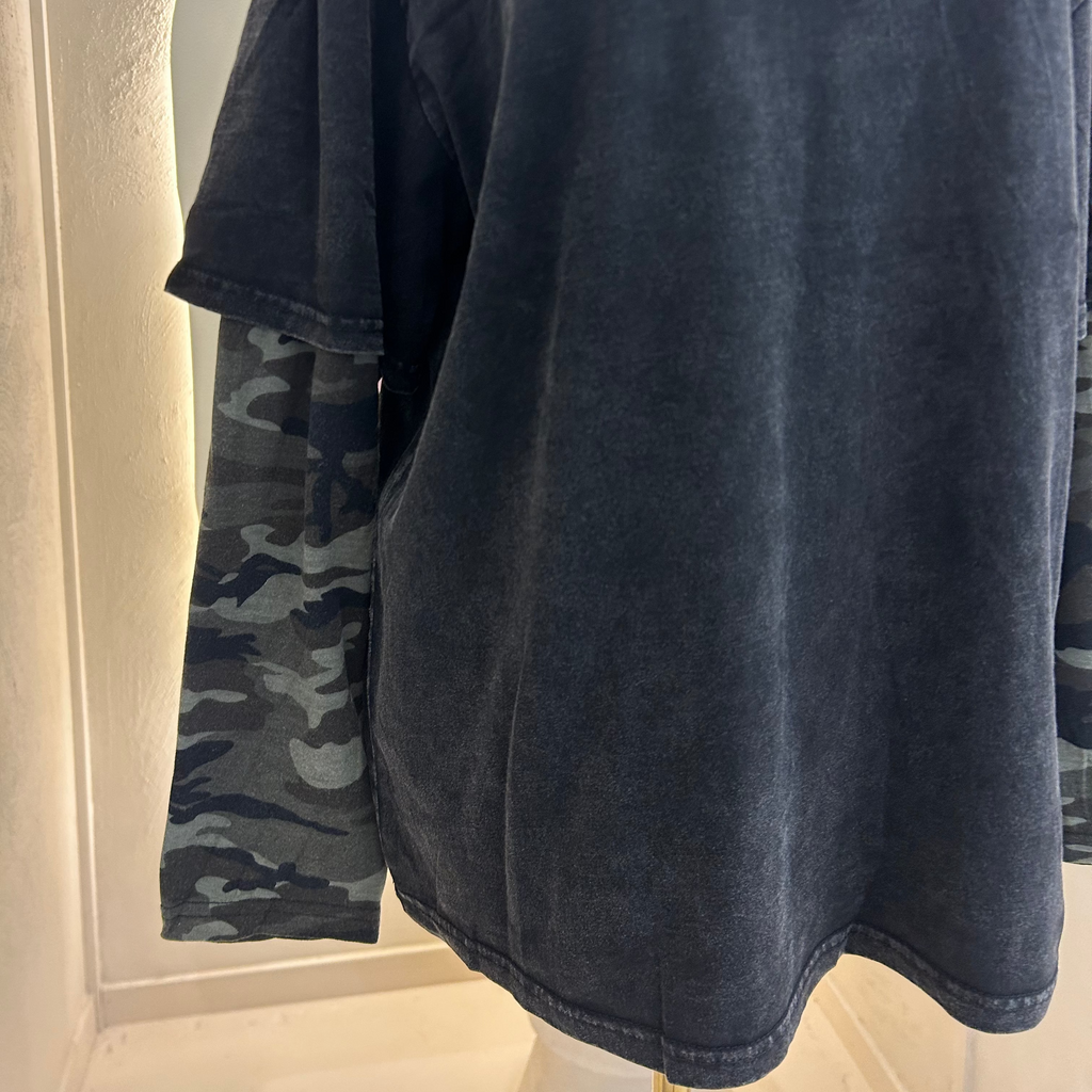 black/layered camo tee - by Frankie