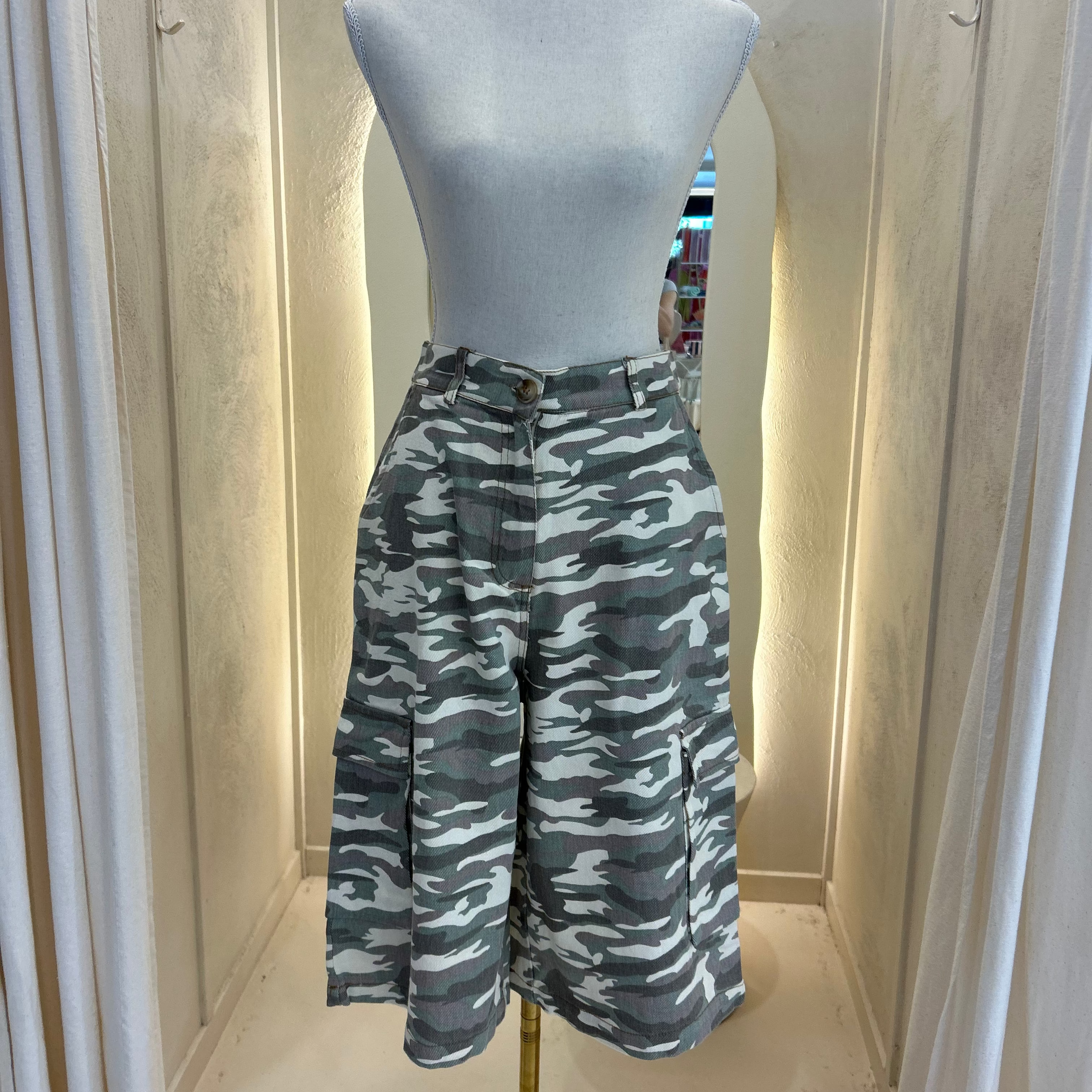 capri camo pants