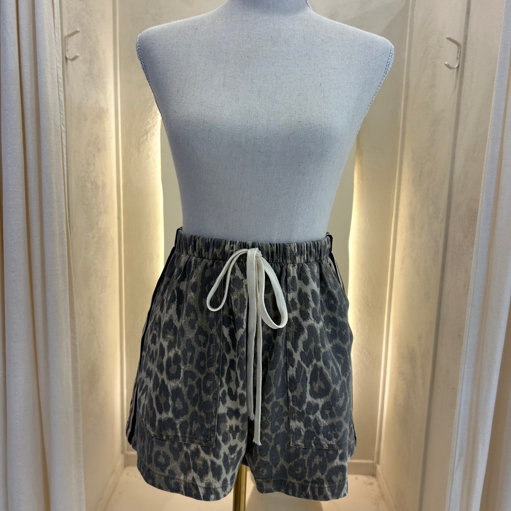 leopard shorts - by Frankie