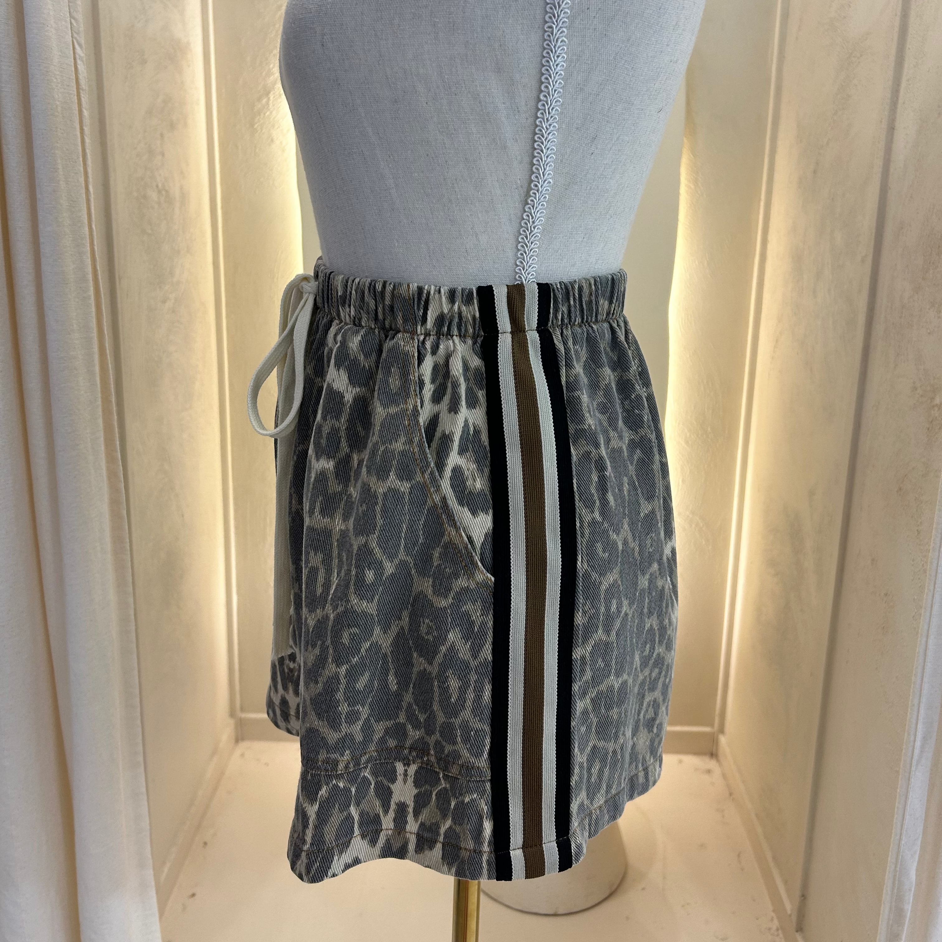 leopard shorts - by Frankie
