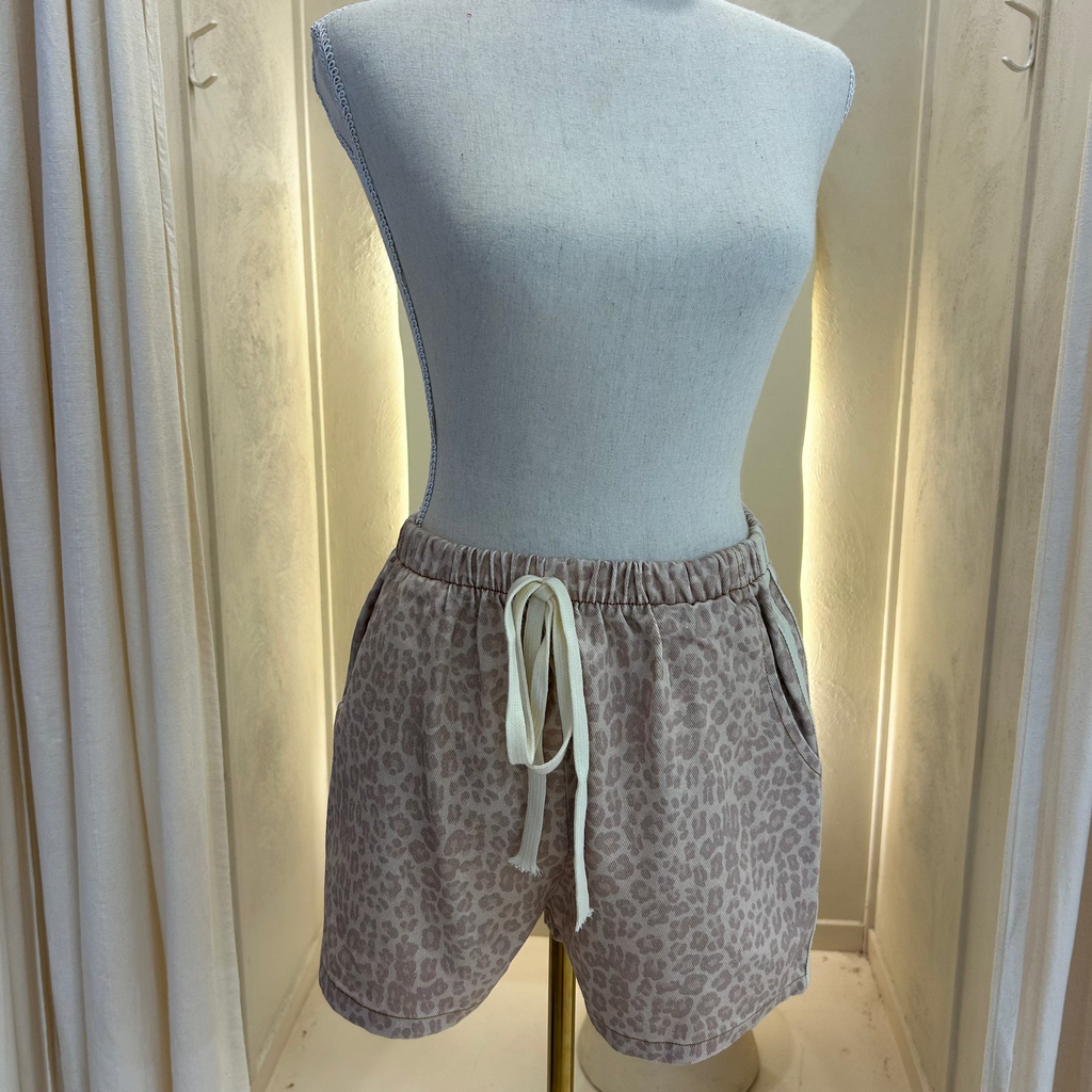 light leopard shorts - by Frankie