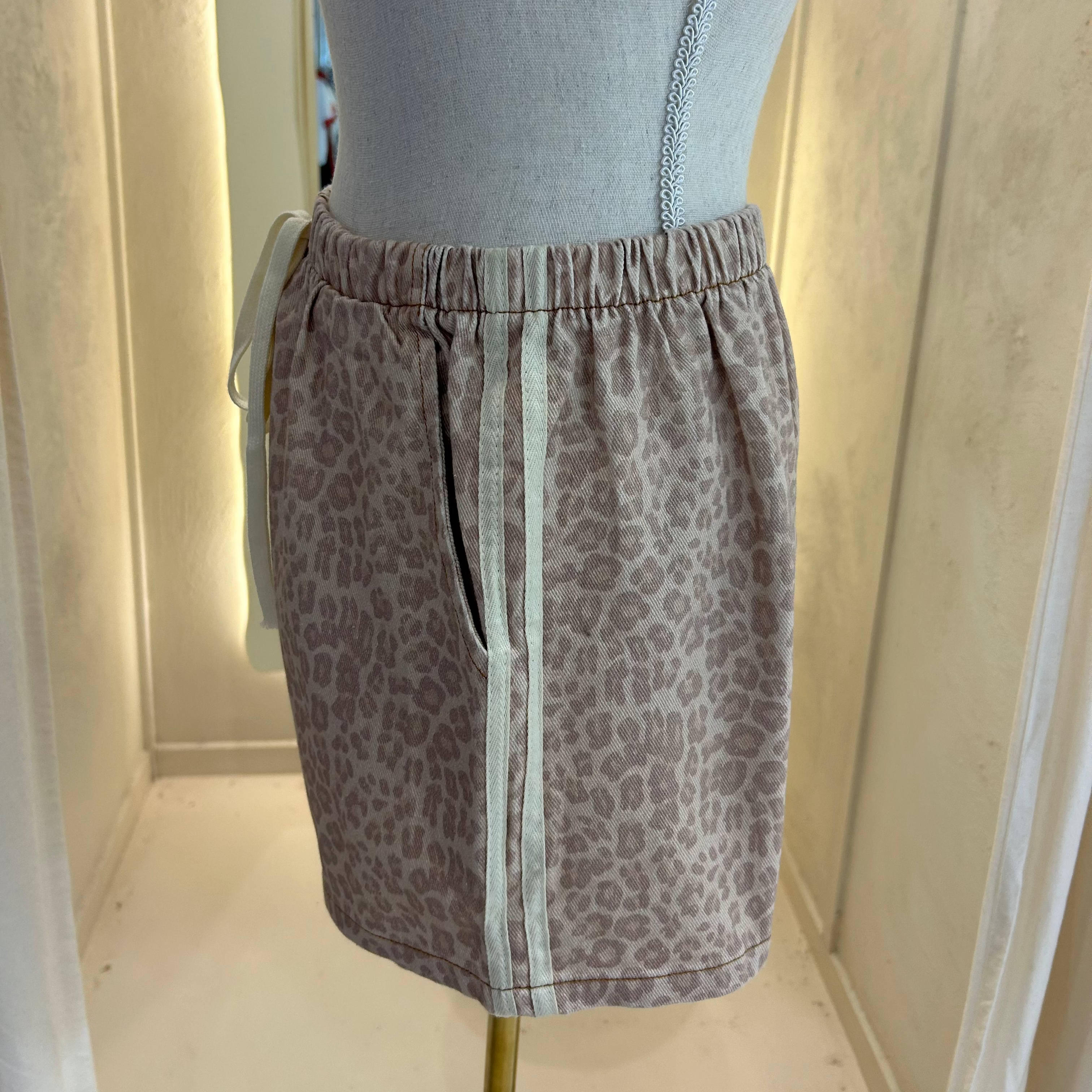 light leopard shorts - by Frankie